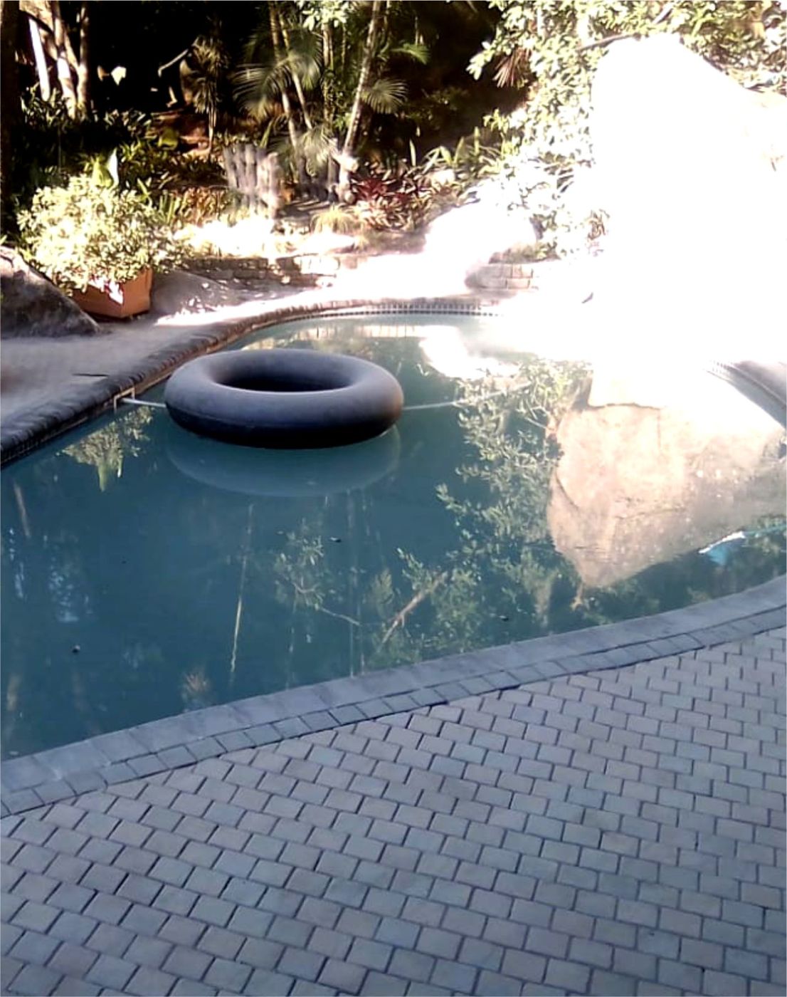 Traditional pool surround paving 4